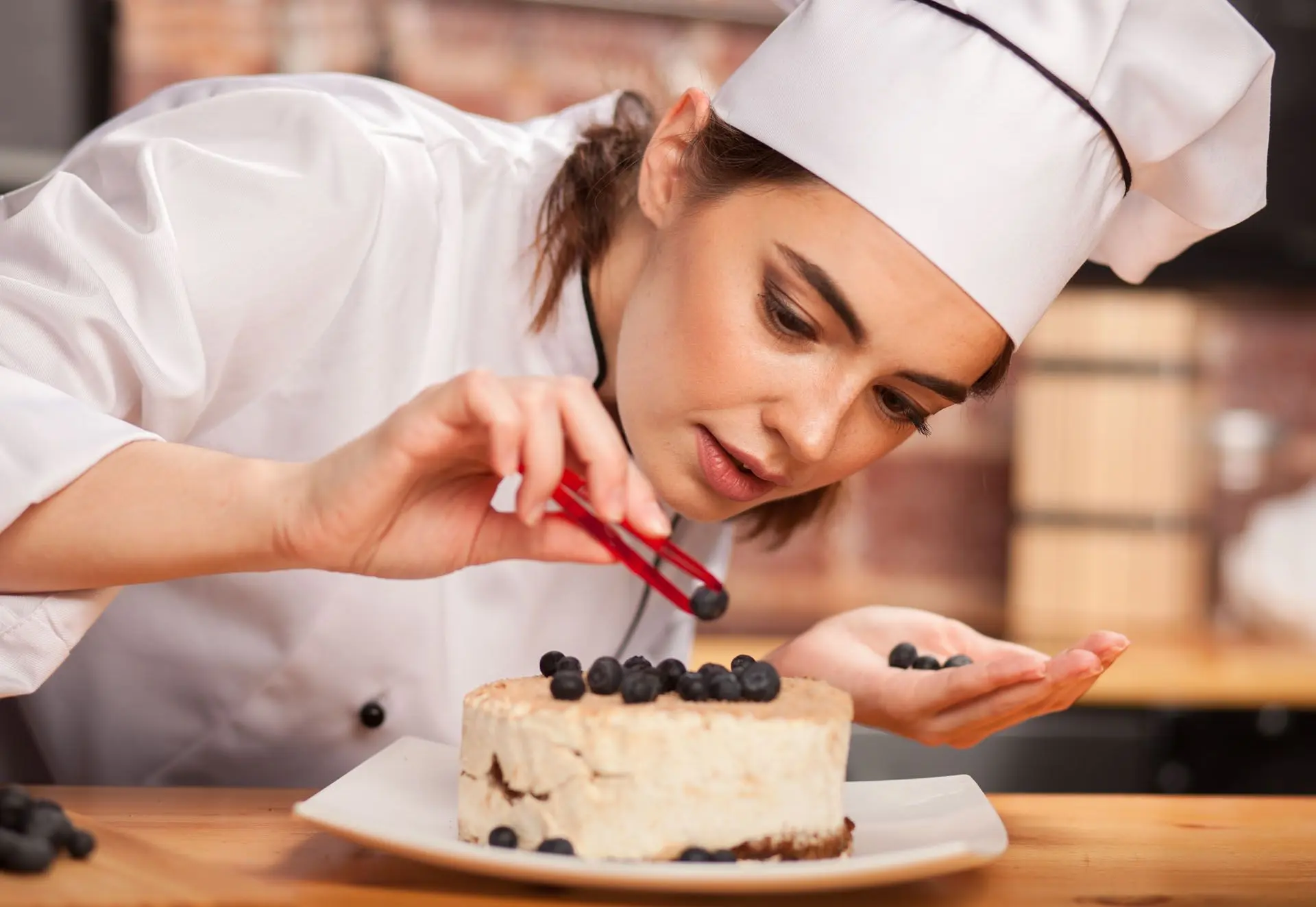 Nour en train de façonner des pâtisseries